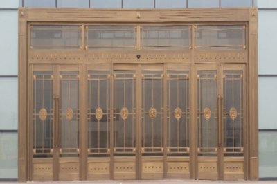 在選購(gòu)濟(jì)南銅門的時(shí)候，一定要注意以下幾點(diǎn)誤區(qū)